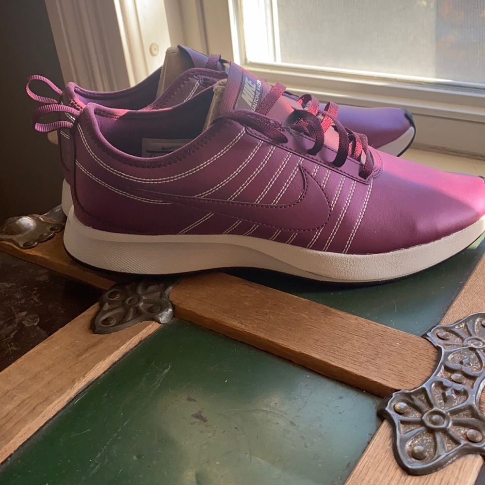 Brand née never been worn 91/2 Nike sneakers